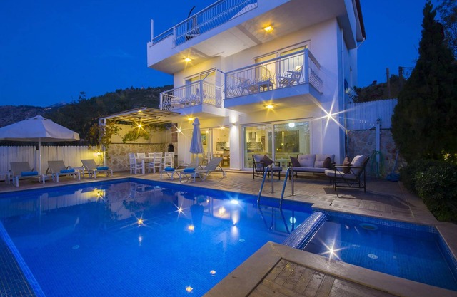 Charming 3 Bedroom Villa with Secluded Infinty Pool and Heated Indoor Pool