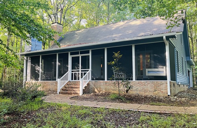 Charming 3 BR, 2 Bath cabin located in quiet Clifftops and close to Sewanee