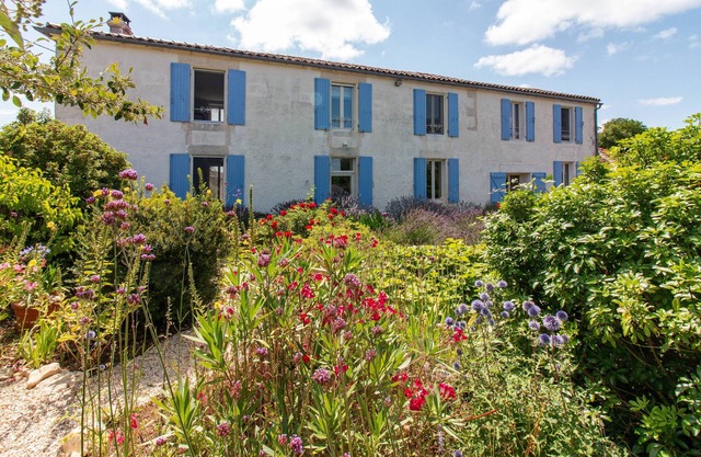 Charming 4 bed country house with saltwater pool