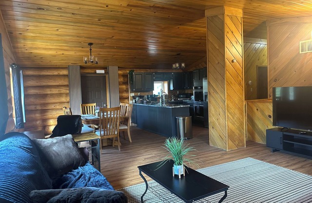 Charming 4-bedroom house with WiFi, fitness room in delightful Delta Junction