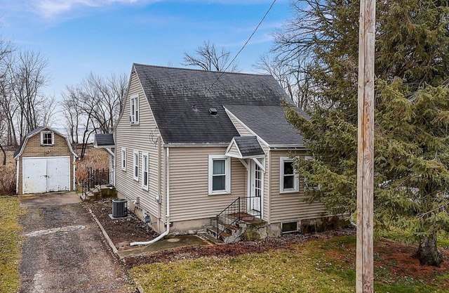 Charming 4-bedroom bungalow in lovely Fort Atkinson near Lake