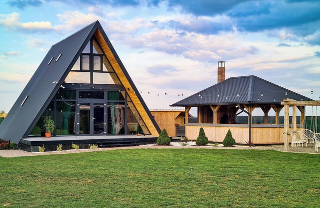 Charming 4-bedroom bungalow with WiFi, AC in fantastic Surat