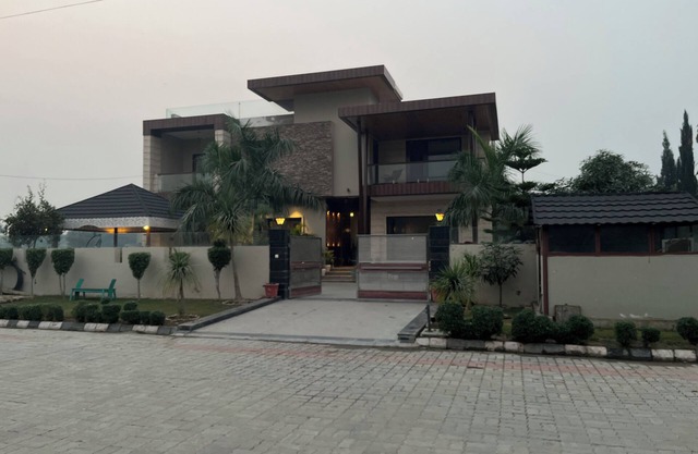 Charming 4-bedroom bungalow with WiFi, AC in Amritsar, Punjab