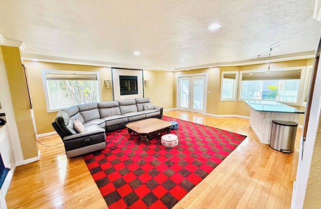 Charming 4-bedroom house with fitness room & family room in delightful Vallejo