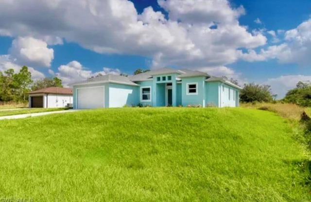 Charming 4-bedroom house with WiFi, AC in lovely Lehigh Acres