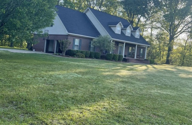 Charming 4BR Home With Outdoor Living Area That Is Close To It All✨ HOT TUB✨