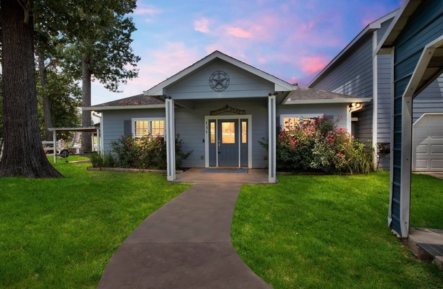 Charming 5- bedroom home with WiFi on beautiful Lake Livingston