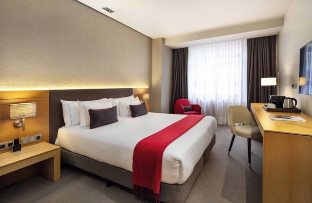 Charming 9-bedroom hotel with WiFi, AC in fantastic Anantapur