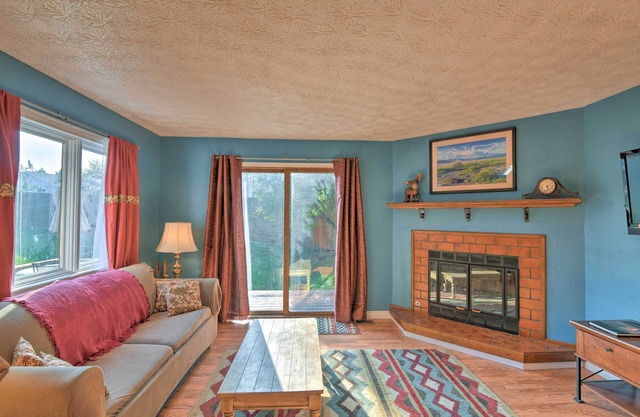 Charming Anchorage Home w/Grill + Deck!