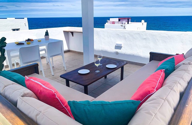 CHARMING APARTMENT AND SOLARIUM BY THE SEA