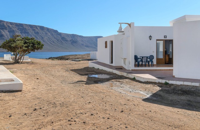 Charming Apartment "Flor Uno" with Sea View or Mountain View, Wi-Fi & Terrace