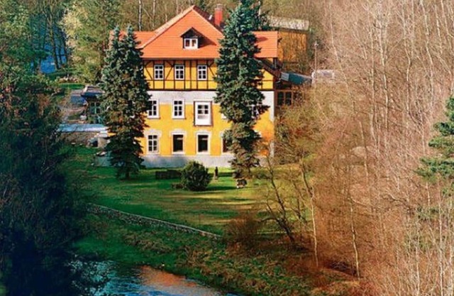 Charming attic apartment in a villa with park in Großschirma