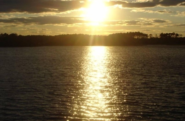 Charming Bayfront Cottage! Spectacular Sunsets! PET FRIENDLY !
