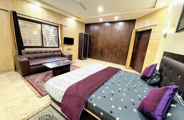 Charming bed & breakfast in brilliant Agra with WiFi, AC