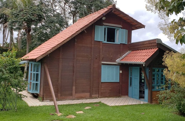 Charming cottage with lots of green, shadow, pool, barbecue and ample ground