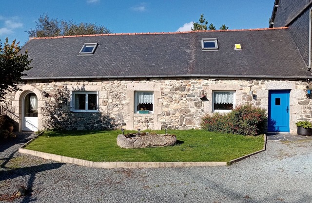 Charming Breton farmhouse. Hiking, beach 30 minutes away. Ideal for families.