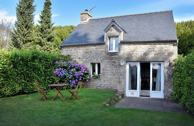 Charming Breton house in peaceful setting, close to Lake Guerledan