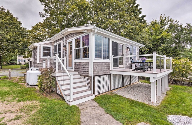 Charming Bristol Cottage w/Private Beach!
