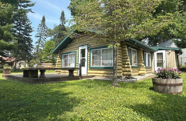 Charming cabin near Houghton Lake in peaceful Prudenville with AC!