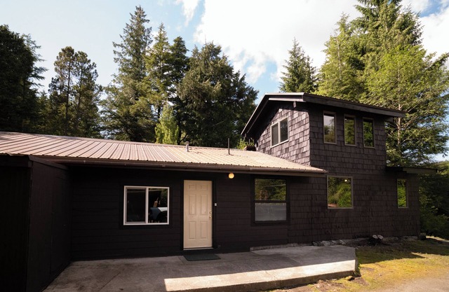 Charming Cabin Retreat – Walk to Whipple Creek, Private nearly acre.