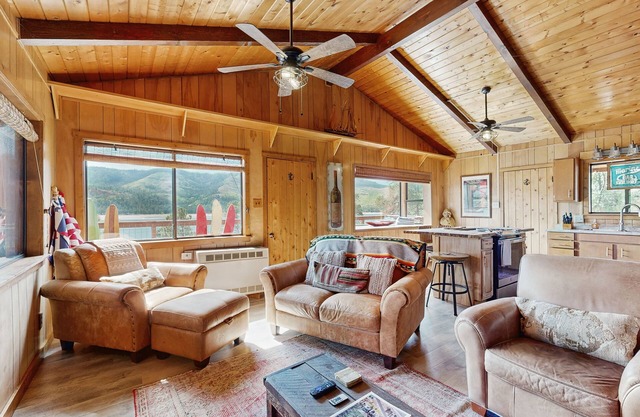 Charming cabin w/lakefront views, gas grill, dog-friendly