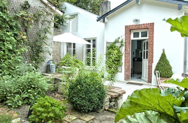 Charming Central Blois Cottage: Terrace, Private Garage, Modern Amenities Included