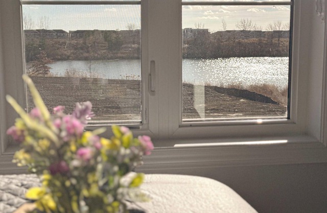 🌟 Charming Coach House with Stunning Pond Views in Markham 🌅 🌊
