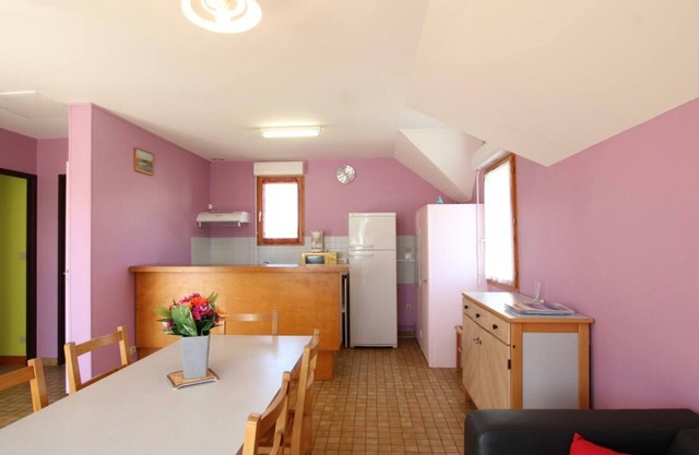 Charming Coastal Cottage - 2 Bedrooms, Enclosed Courtyard, Beach 200m, Pet Friendly, WiFi
