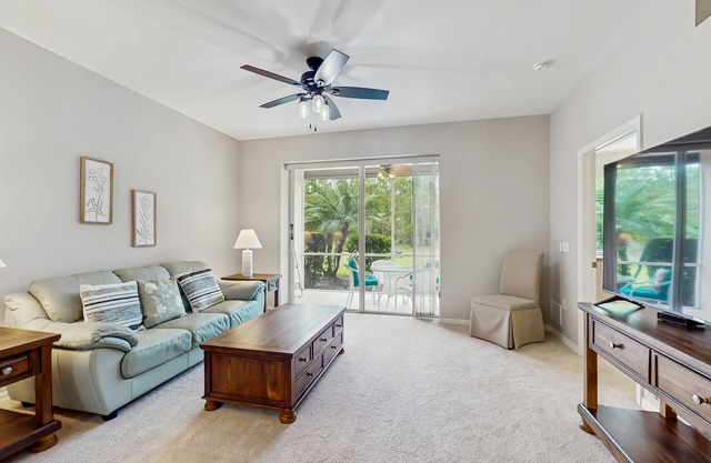 Charming condo with screened lanai, wifi & access to outdoor community pool