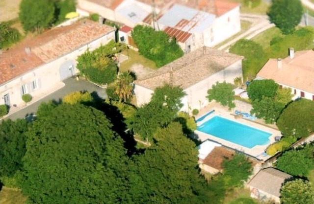 Charming cosy French house, with beautiful park and pool
