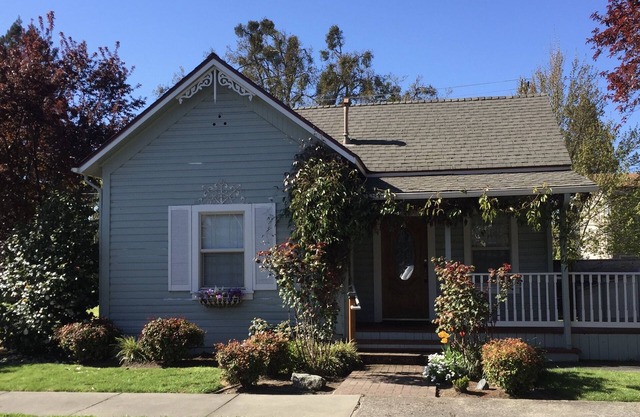 Charming Cottage 1 1/2 blocks from Historic Grants Pass