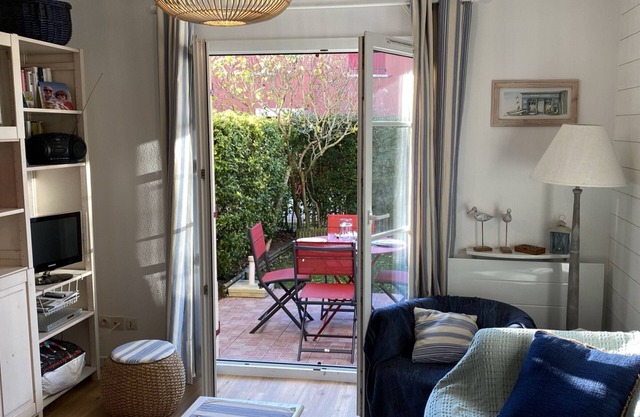 Charming Cottage Near Port Guillaume, 2 Bedrooms, Private Garden, Close to Beach