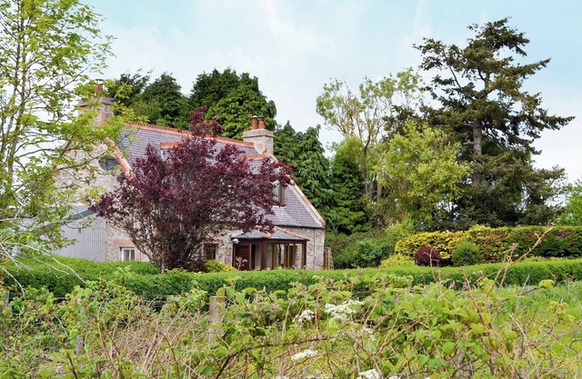 Charming cottage in a rural setting yet only 3 miles from Inverness.