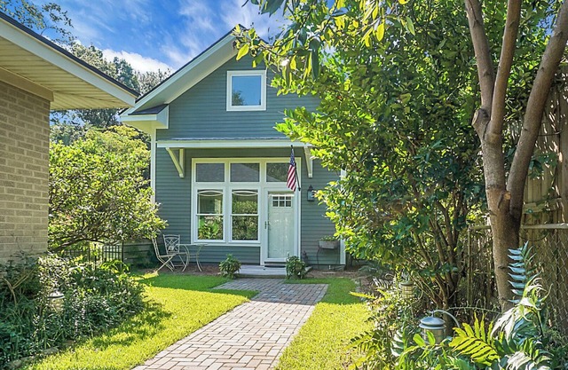 Charming cottage! Central to beach & downtown
