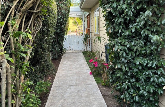 Charming cottage in Thousand Oaks with WiFi and AC