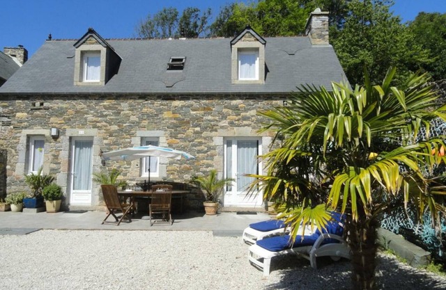 Charming Cottage with Fireplace, Near Dunes, Enclosed Garden, and Pet-Friendly