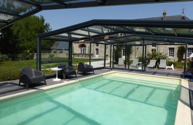 Charming cottage with pool and billiards in the heart of Cotentin