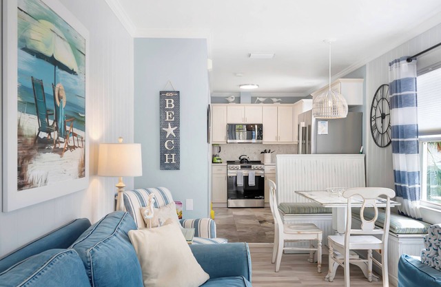 Charming Cottage with modern amenities close to beach w/pool, beach gear, bikes