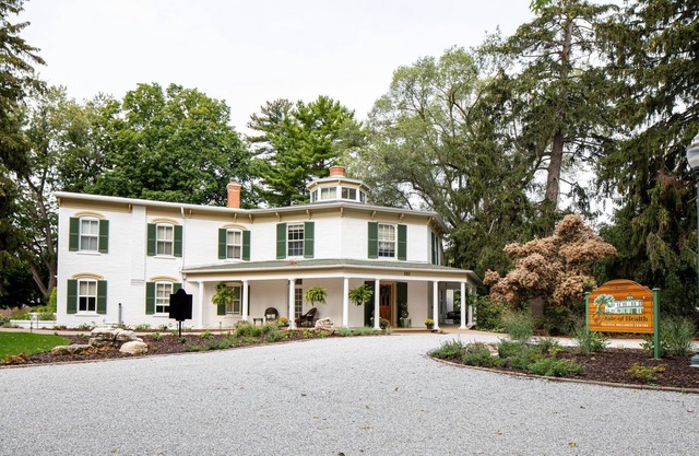 Charming Cottage with a View of Lake Erie