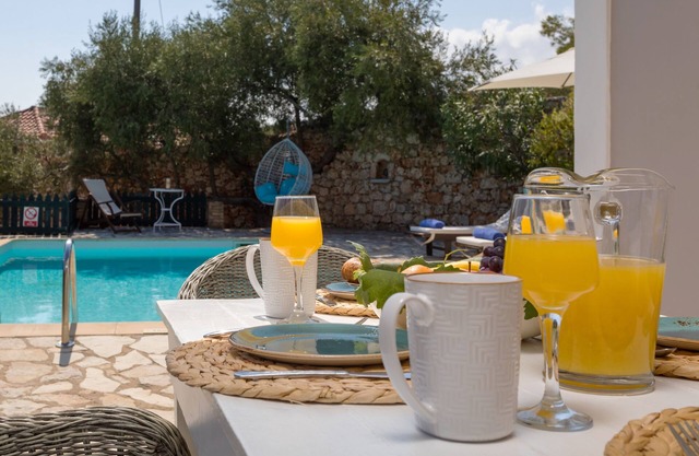 Charming Cottage with two bedrooms, Private Pool and beautiful sea views!