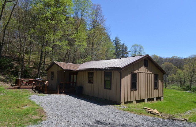 Charming cottage with pond in Heart of New River Gorge