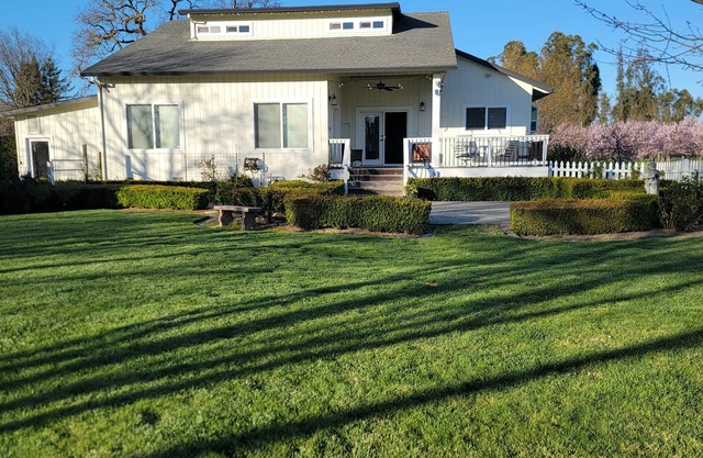 Charming country cottage in lovely Santa Rosa on 8 acres