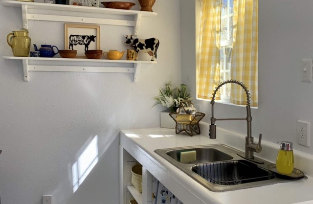 Charming Country Cottage- Long Term Stays Welcome!