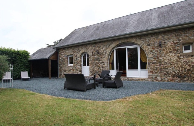 Charming Country House: 3 BR, Garden, Near Beach, Pet-Friendly, WiFi Included