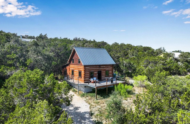 Charming Custom Log Cabin - Perfect for Stargazers and Day-Trippers!