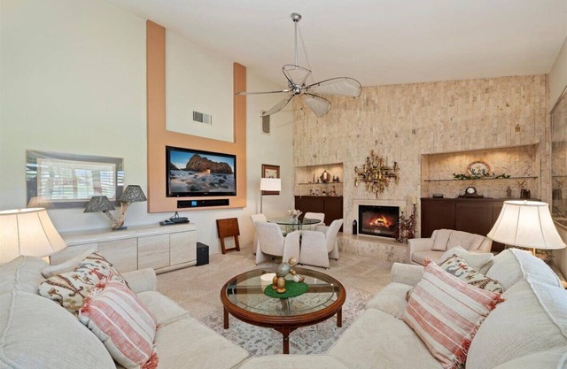 Charming Desert Home On Golf Course!