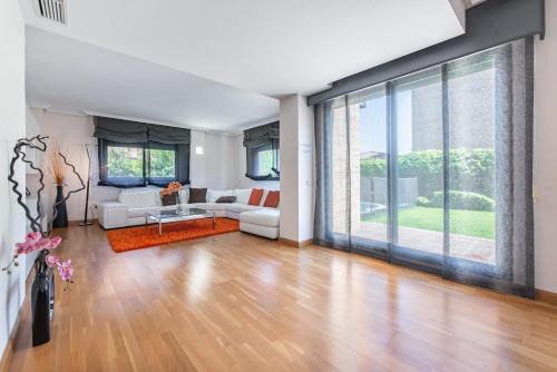 Charming Home with Pool and Garden, Just Outside Madrid