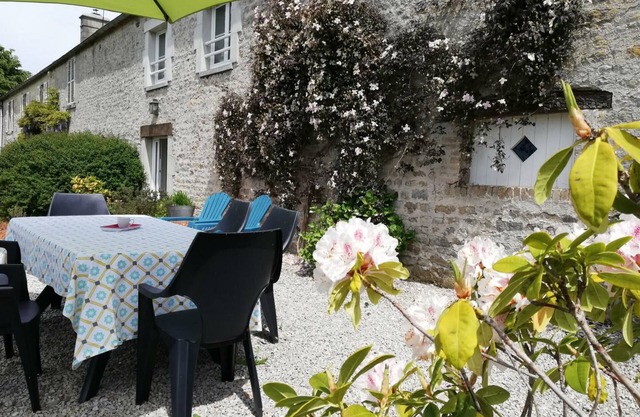Charming Farmhouse Near Landing Beaches – WiFi, Wood Stove, Private Garden, Pet-Friendly