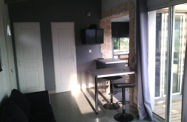 Charming F1, air-conditioned, independant, located 8 km from ajaccio