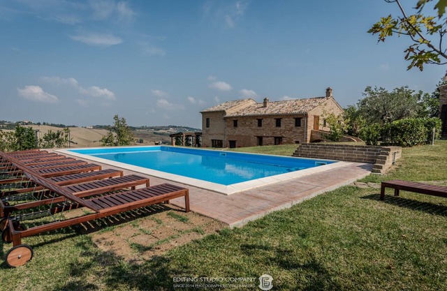 Charming farmhouse + cottage with 360° views. A/C in bedrooms, 12x6m gated pool,